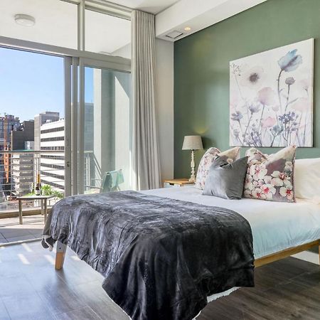Backup-Powered Colourfull City Balcony Apartment Kaapstad Buitenkant foto