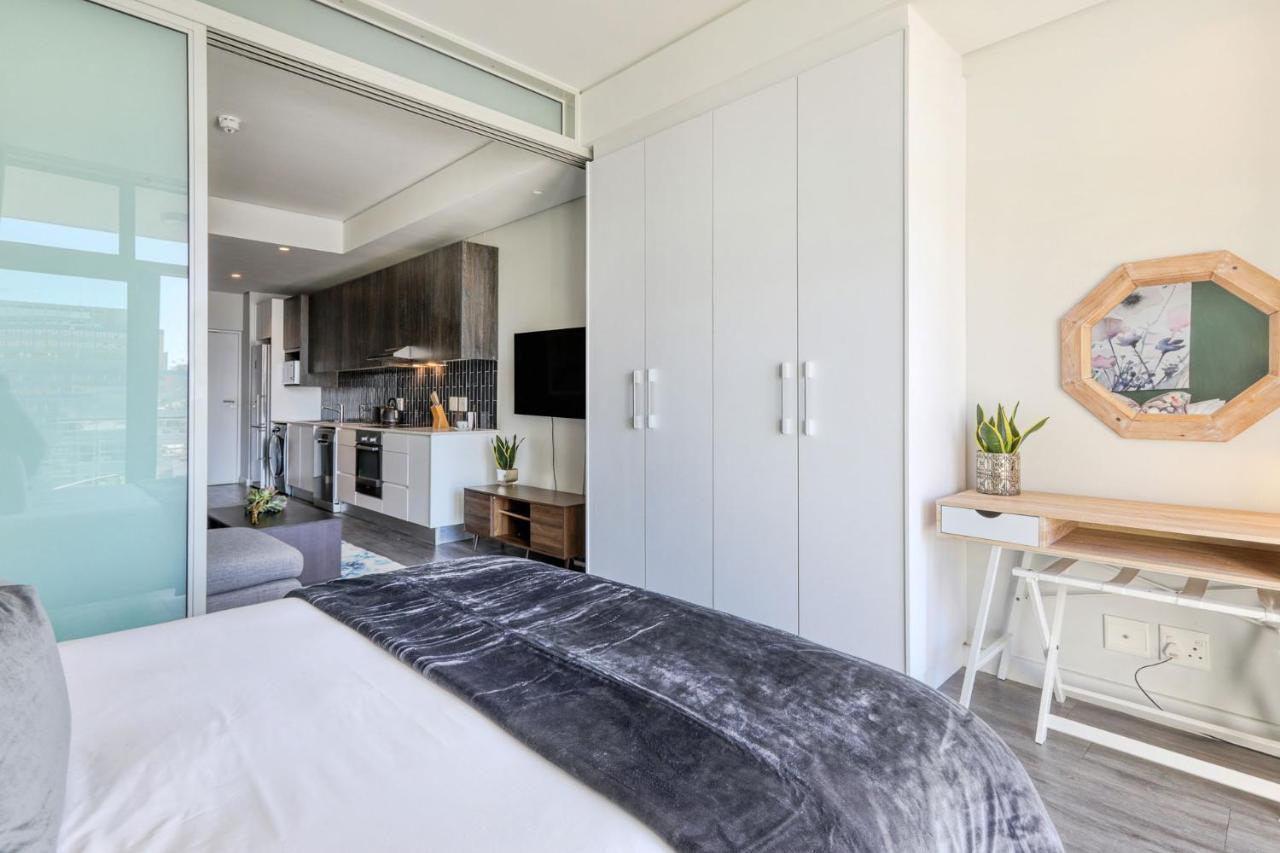 Backup-Powered Colourfull City Balcony Apartment Kaapstad Buitenkant foto