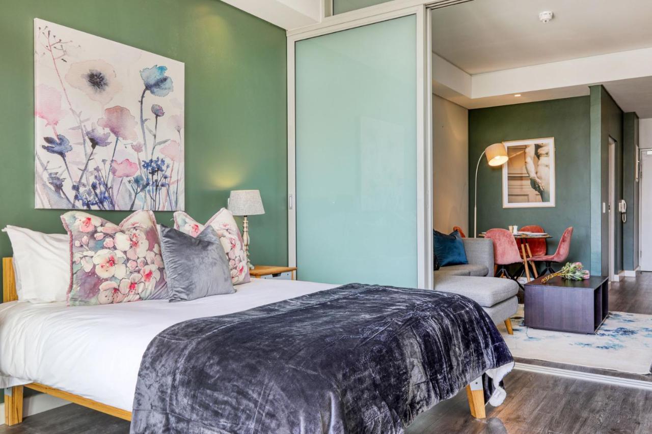 Backup-Powered Colourfull City Balcony Apartment Kaapstad Buitenkant foto