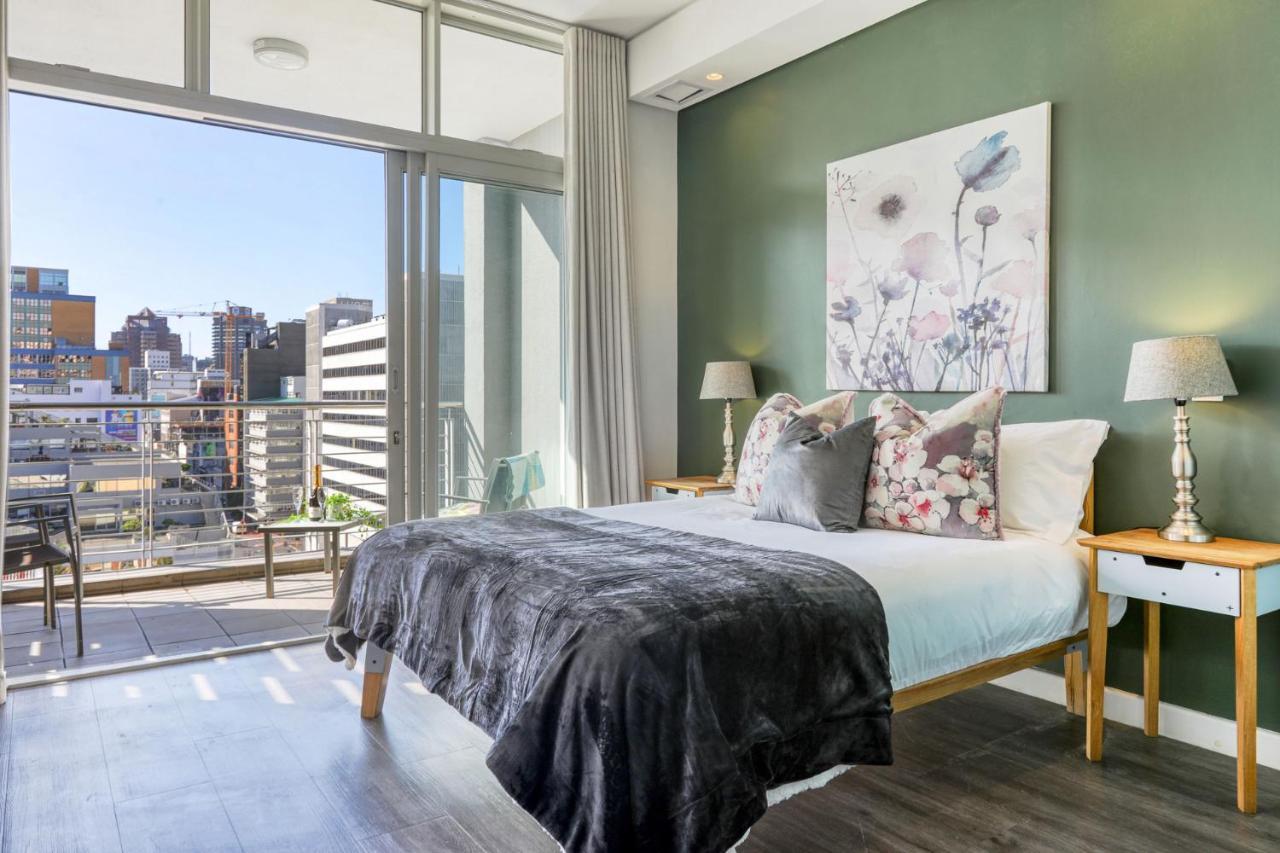 Backup-Powered Colourfull City Balcony Apartment Kaapstad Buitenkant foto